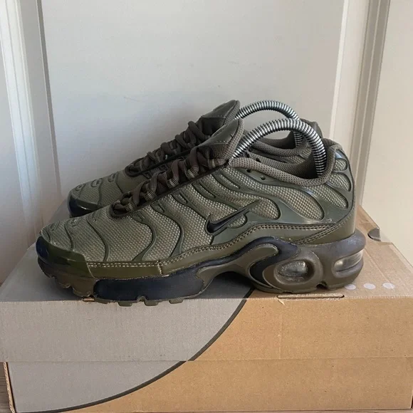 Nike Air Max Plus GS Olive Green Cargo Sneakers- SZ 5.5 Y- 7 W